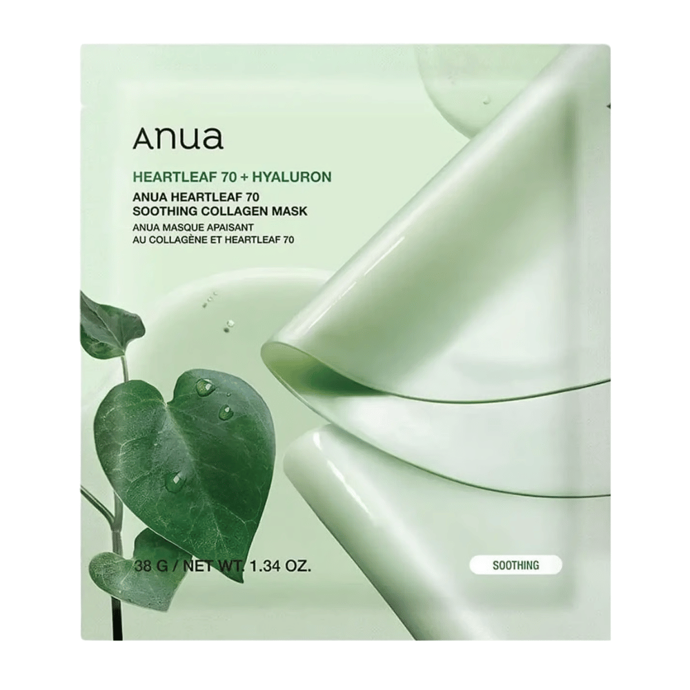 Czyste zdjęcie produktu Anua Heartleaf 70 Soothing Collagen Mask. Opakowanie ma delikatny zielony design, który przekazuje kojące i nawilżające właściwości. Liście heartleaf z kroplami wody podkreślają koncentrację produktu na skórze wrażliwej, równowadze nawilżenia i pielęgnujących składnikach. Produkt jest promowany jako kojąca maska kolagenowa z heartleaf i kwasem hialuronowym.