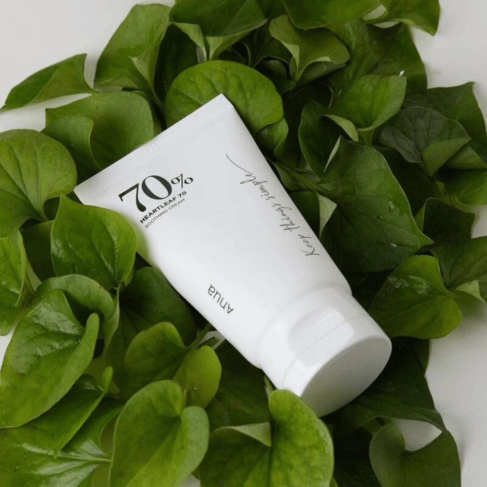 Tuba Heartleaf 70% Soothing Cream leży na łóżku z zielonych liści.