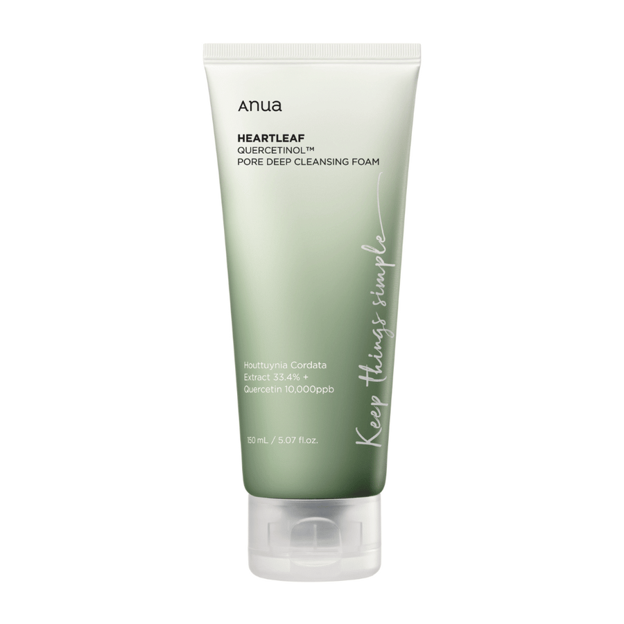 En tub av ANUA Heartleaf Quercetinol Pore Deep Cleansing Foam med en grön färggradient och texten "Keep things simple" på en vit bakgrund.