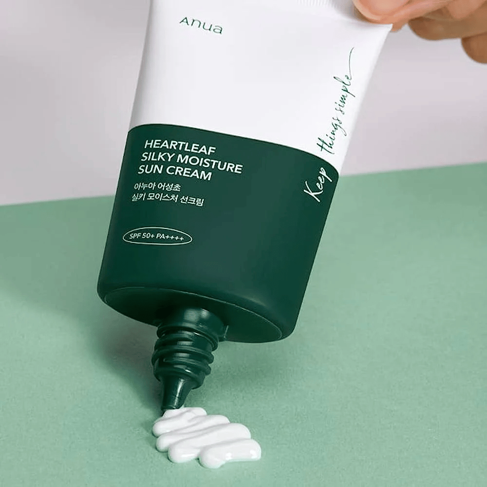  Krem przeciwsłoneczny z Anua, "Heartleaf Silky Moisture", wyciskany z tubki.
