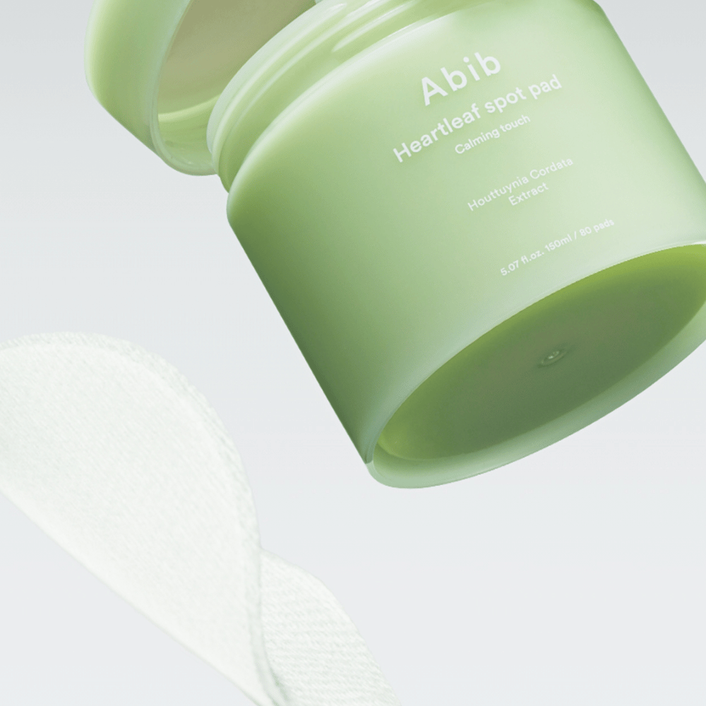 Słoik z Abib Heartleaf Spot Pad Calming Touch, zawiera ekstrakt z Houttuynia Cordata.