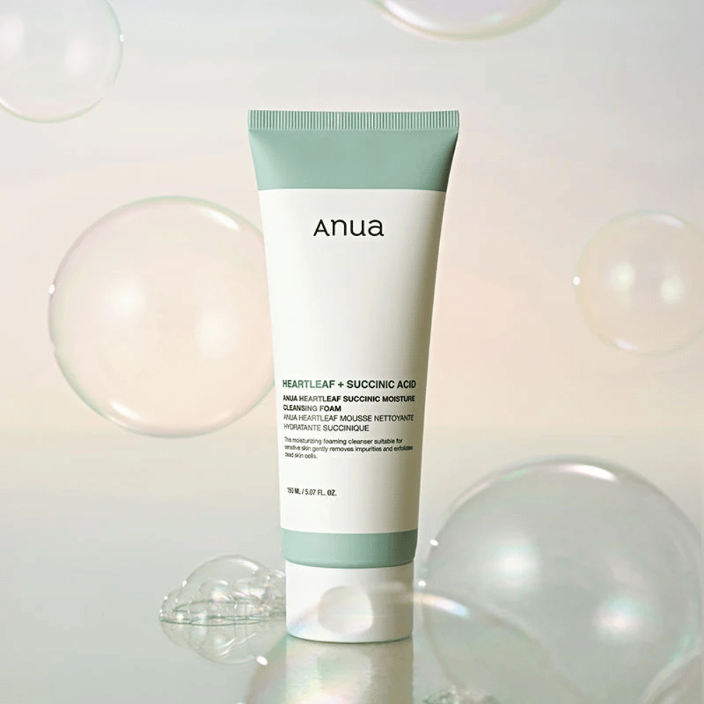 Zdjęcie produktu Anua Heartleaf + Succinic Acid Moisture Cleansing Foam otoczonego przez przezroczyste bąbelki. Obraz wzmacnia wrażenie delikatnego oczyszczania, świeżości i lekkiej piany.