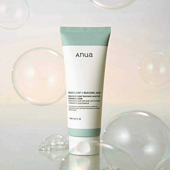 Zdjęcie produktu Anua Heartleaf + Succinic Acid Moisture Cleansing Foam otoczonego przez przezroczyste bąbelki. Obraz wzmacnia wrażenie delikatnego oczyszczania, świeżości i lekkiej piany.