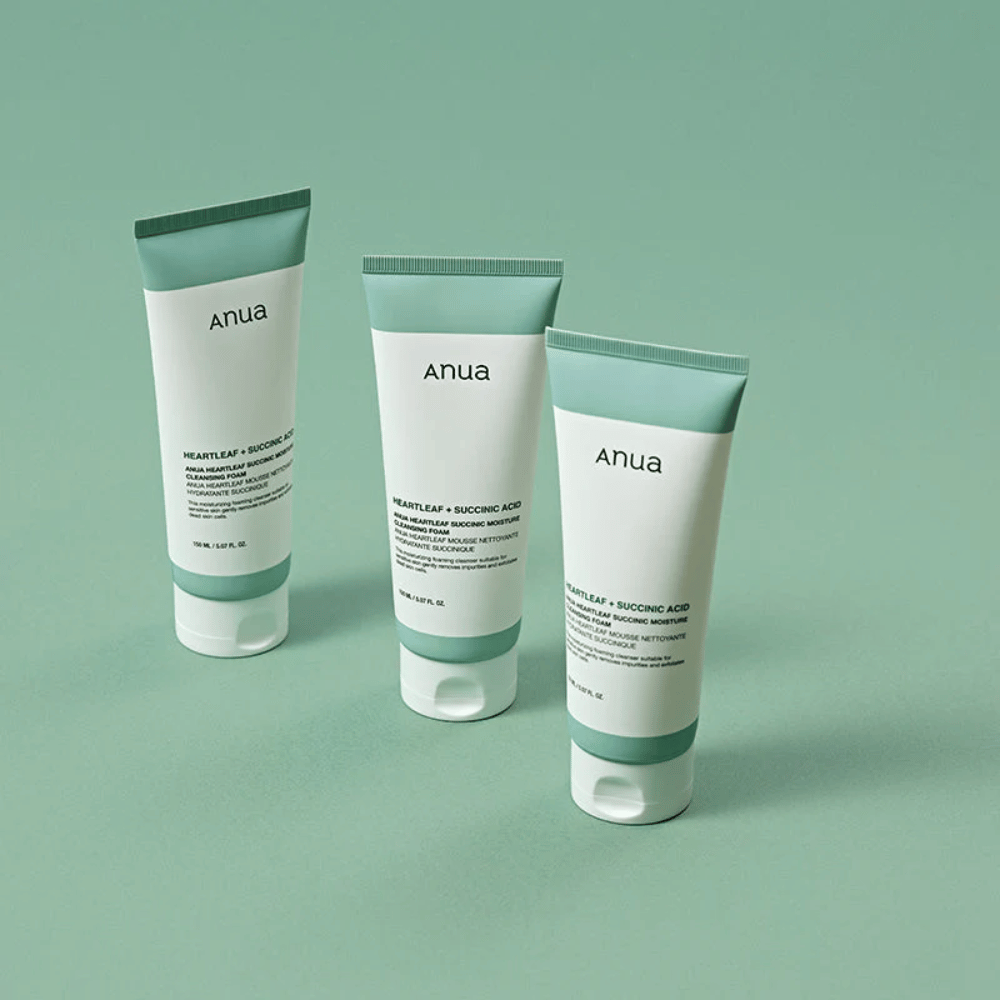 Trzy opakowania Anua Heartleaf + Succinic Acid Moisture Cleansing Foam przedstawione na jasnozielonym tle. Obraz podkreśla czysty i minimalistyczny design produktu oraz sprawia profesjonalne wrażenie całej serii produktów.
