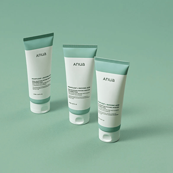 Trzy opakowania Anua Heartleaf + Succinic Acid Moisture Cleansing Foam przedstawione na jasnozielonym tle. Obraz podkreśla czysty i minimalistyczny design produktu oraz sprawia profesjonalne wrażenie całej serii produktów.