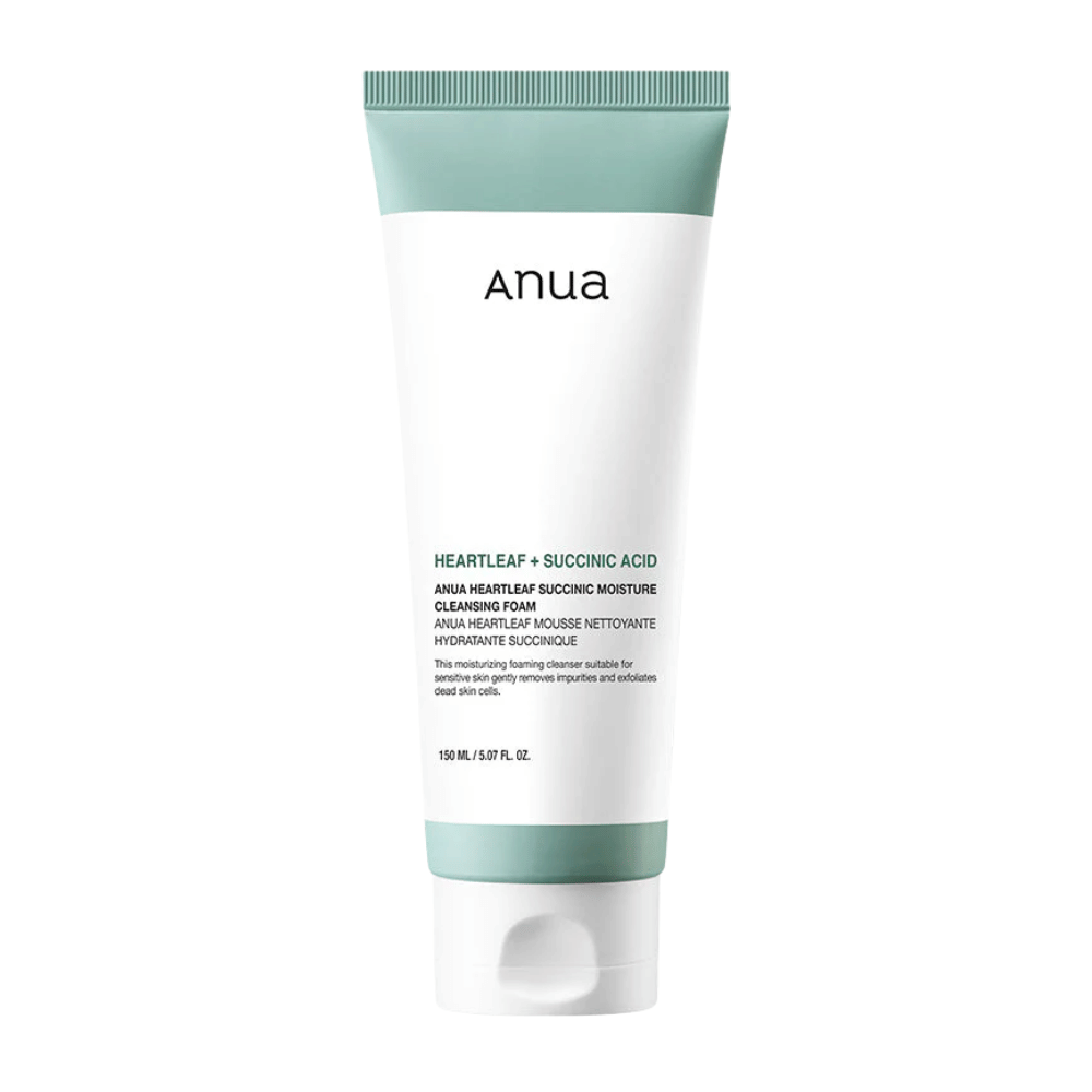 Wyizolowane zdjęcie produktu na neutralnym tle, pokazujące Anua Heartleaf + Succinic Acid Moisture Cleansing Foam w detalu. Obraz koncentruje się na opakowaniu produktu, jego rozmiarze i designie, aby zapewnić czytelną prezentację produktu.