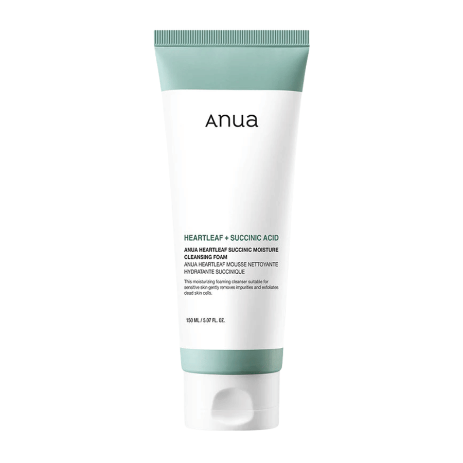 Wyizolowane zdjęcie produktu na neutralnym tle, pokazujące Anua Heartleaf + Succinic Acid Moisture Cleansing Foam w detalu. Obraz koncentruje się na opakowaniu produktu, jego rozmiarze i designie, aby zapewnić czytelną prezentację produktu.