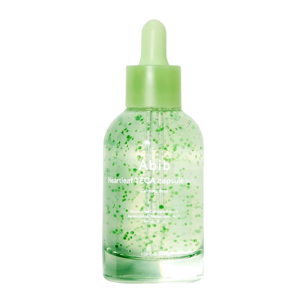 Czyste zdjęcie produktu Abib Heartleaf TECA Capsule Serum z zielonymi kapsułkami widocznymi w butelce i naciskiem na kojący design serum.