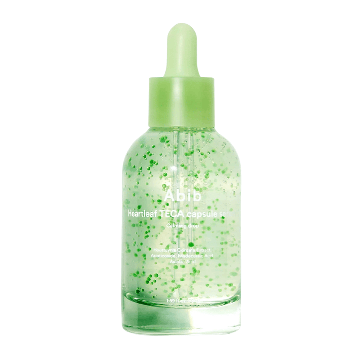 Czyste zdjęcie produktu Abib Heartleaf TECA Capsule Serum z zielonymi kapsułkami widocznymi w butelce i naciskiem na kojący design serum.