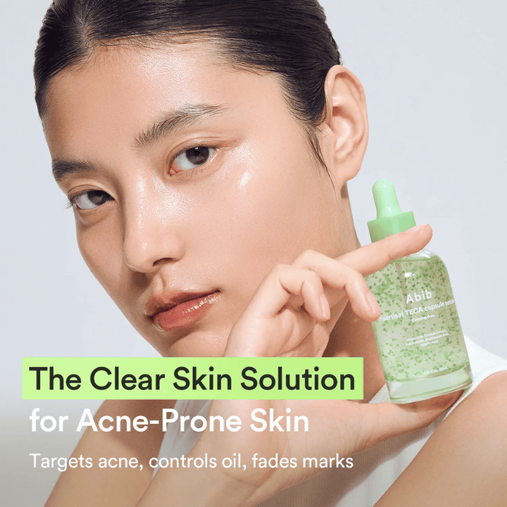 Grafika promocyjna z modelką trzymającą Abib Heartleaf TECA Capsule Serum wraz z tekstem o jaśniejszej skórze dla cery trądzikowej i kontroli nadmiaru sebum.