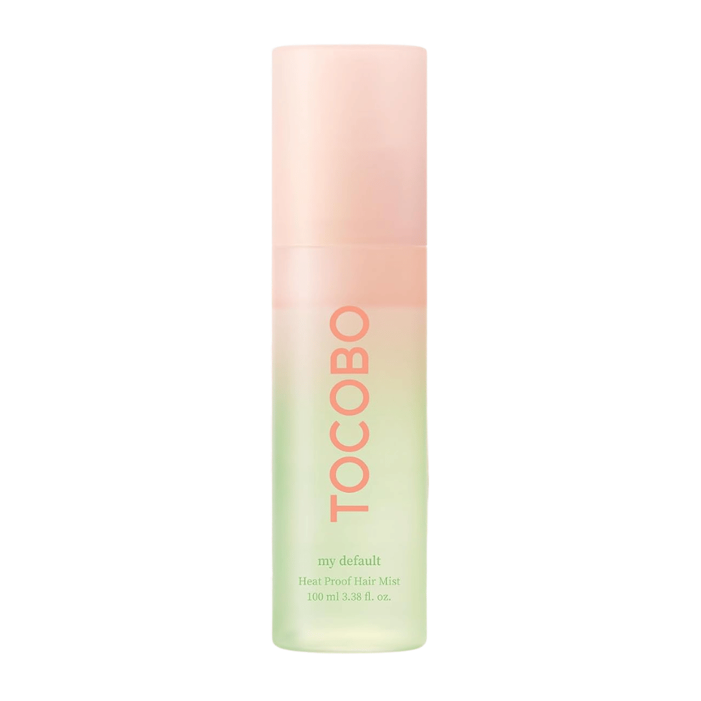 1. TOCOBO Heat Proof Hair Mist #02 My Default 100ml – ochronna mgiełka do włosów przed wysoką temperaturą w zielono-różowej butelce z rozpylaczem na białym tle