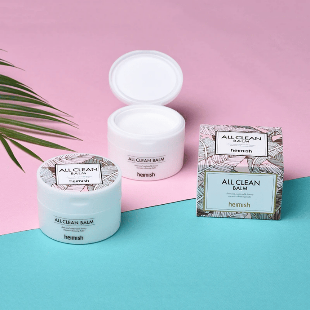 Heimish All Clean Balm 120ml i palma na różowym i niebieskim tle, odpowiedni dla wrażliwej skóry.