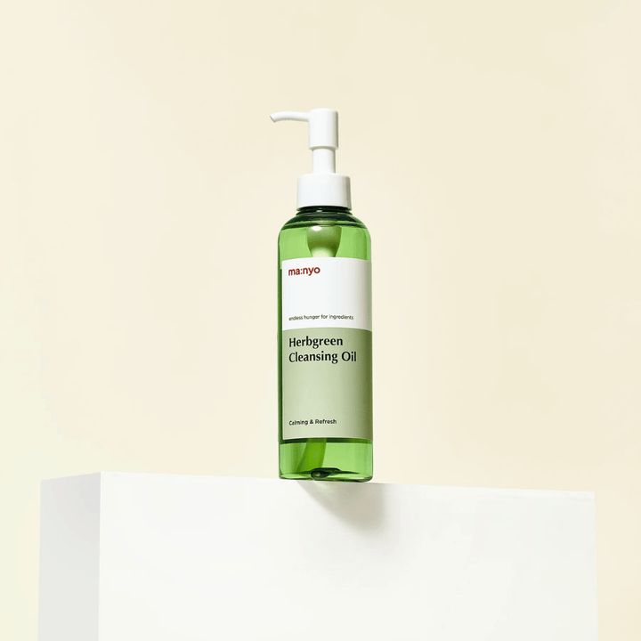 ma:nyo Herbgreen Cleansing Oil stojący na piedestale, łagodny koreański olejek oczyszczający z zielonymi ekstraktami ziołowymi do codziennego oczyszczania twarzy