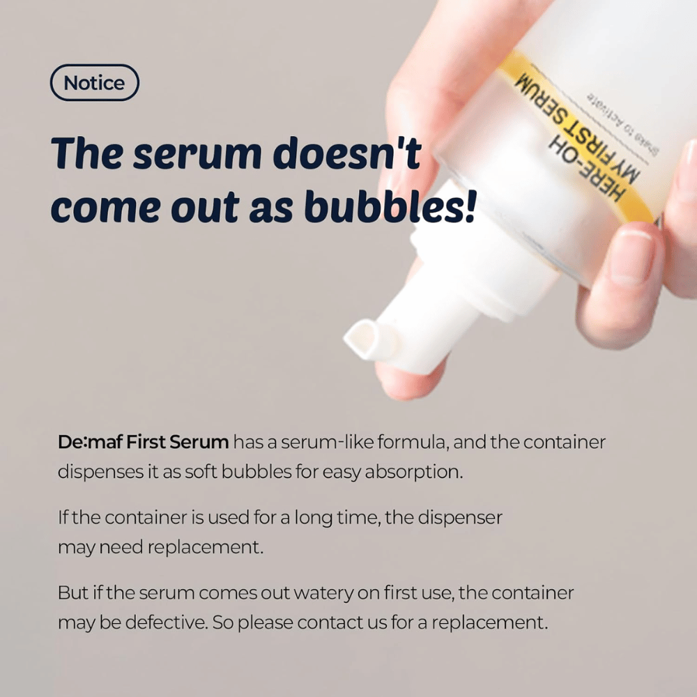 Grafika informacyjna wyjaśniająca, że De:maf Here-Oh My First Serum ma formułę przypominającą serum, dozowaną w postaci miękkich bąbelków dla szybkiego wchłaniania.