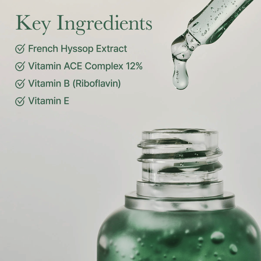 Zbliżenie na butelkę serum z pipetą i tekst o kluczowych składnikach, takich jak ekstrakt z hyssopu, kompleks witamin ACE i witamina E.