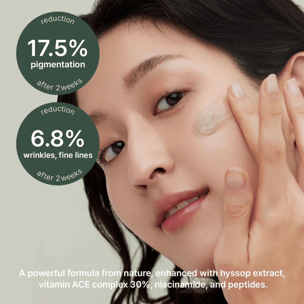 Kobieta aplikuje Arencia Holy Hyssop Serum 30 – klinicznie przetestowane serum, które zmniejsza pigmentację o 17,5% i drobne linie o 6,8% w ciągu dwóch tygodni.