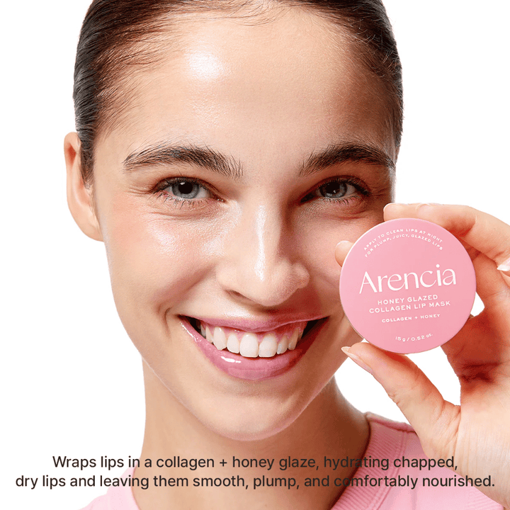 Modelka trzyma Arencia Honey Glazed Collagen Lip Mask i prezentuje efekt błyszczących, nawilżonych i pełniejszych ust. Nacisk położono na intensywną pielęgnację suchych i spierzchniętych ust.