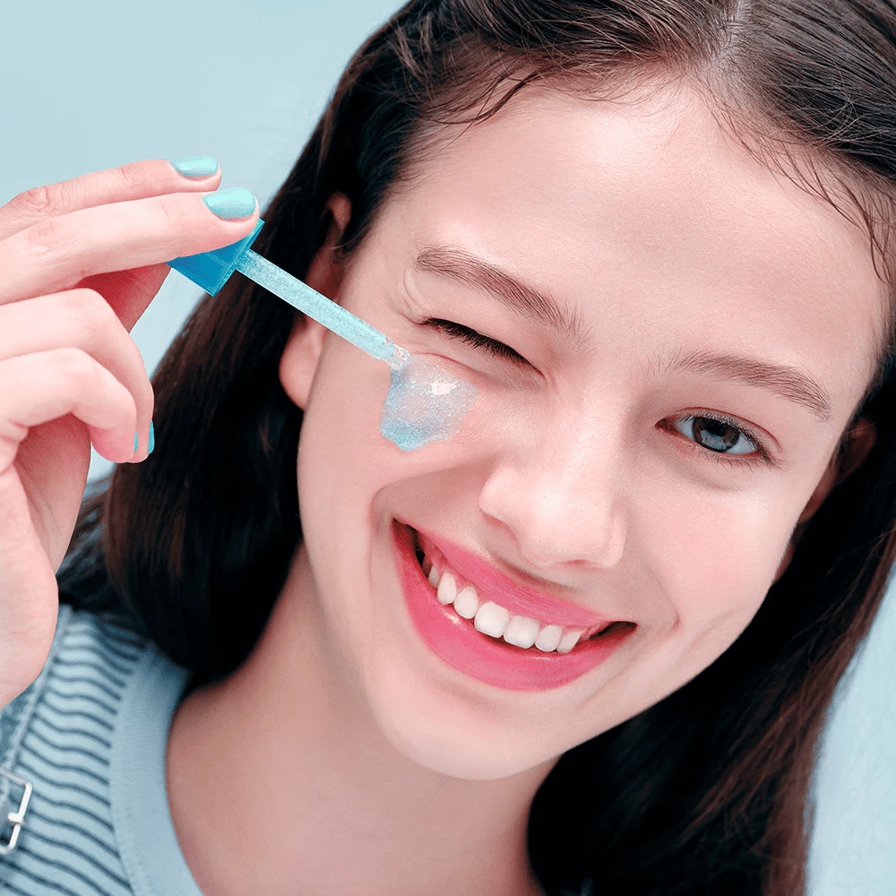Aplikacja EQUAL BERRY Hyaltoin Flooding Serum z pipetą – nawilża i nadaje blask