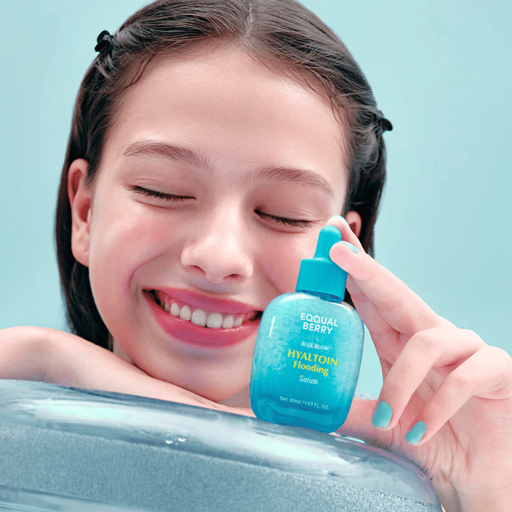 Modelka trzyma EQUAL BERRY Hyaltoin Flooding Serum – nawilżające serum do twarzy dla miękkiej i pełnej skóry