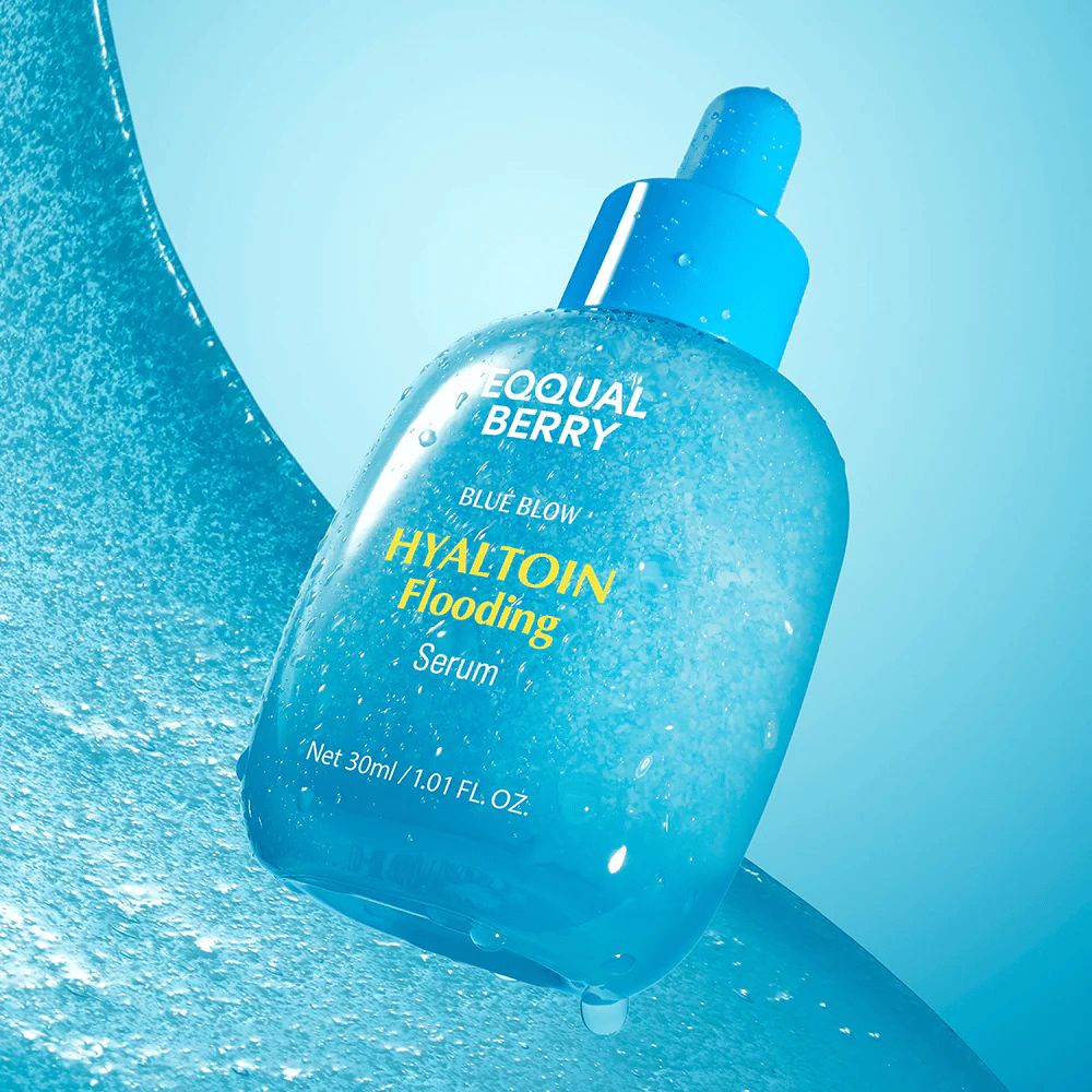 EQUAL BERRY Blue Blow Hyaltoin Flooding Serum 30 ml – nawilżające serum z kwasem hialuronowym i efektem łagodzącym, zdjęcie produktu z teksturą wody