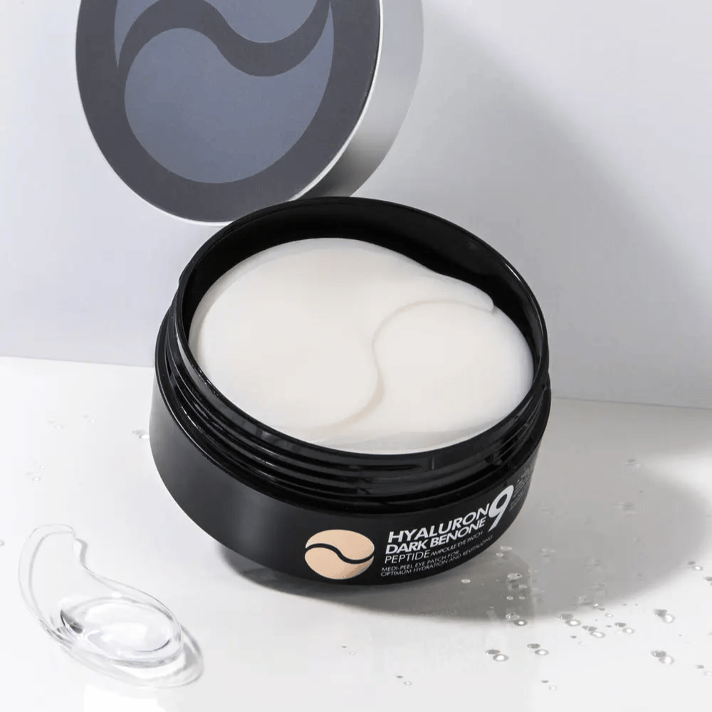 Zbliżenie na Hyaluron Dark Benone Peptide 9 Ampoule Eye Patch – miękkie hydrożelowe płatki pod oczy, które pomagają nawilżać, wygładzać i ożywiać skórę pod oczami.