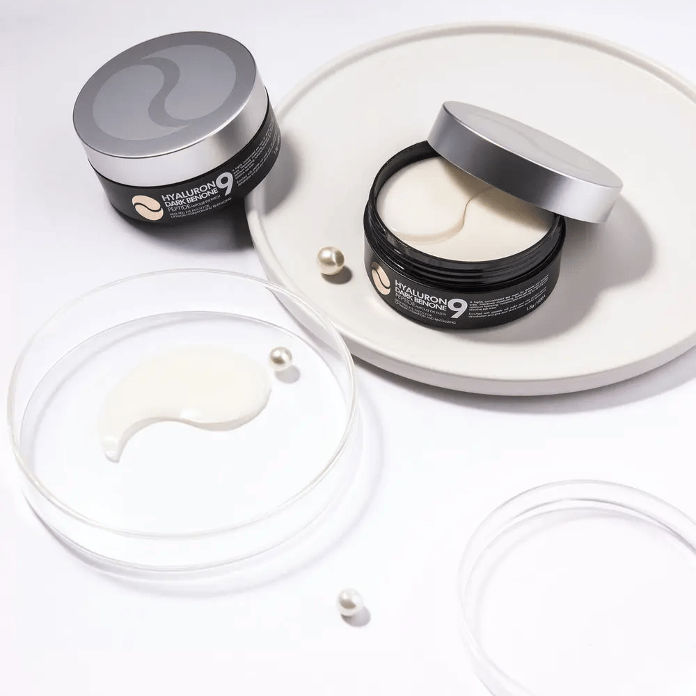 Hyaluron Dark Benone Peptide 9 Ampoule Eye Patch w otwartym słoiku z hydrożelowymi płatkami – intensywnie nawilżająca maska pod oczy z peptydami i kwasem hialuronowym.