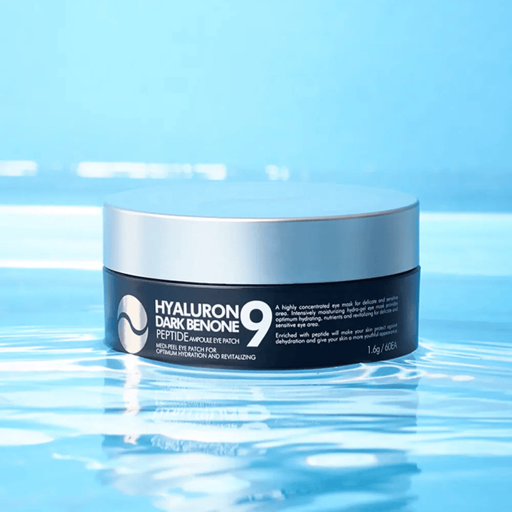 Hyaluron Dark Benone Peptide 9 Ampoule Eye Patch umieszczona na powierzchni wody – nawilżające koreańskie płatki pod oczy z kwasem hialuronowym i peptydami dla odświeżonej skóry wokół oczu.