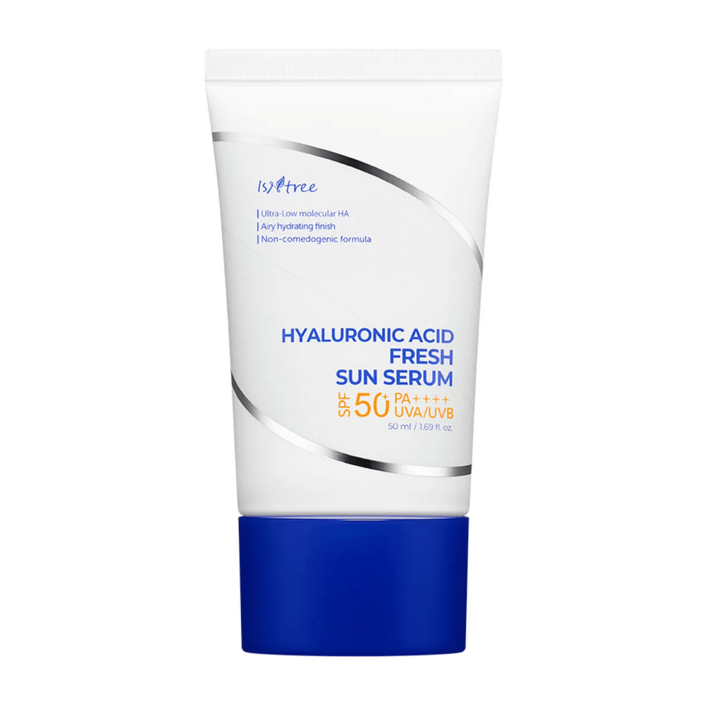 Isntree Hyaluronic Acid Fresh Sun Serum z SPF50+ PA++++ to ochrona przeciwsłoneczna, która łączy skuteczną ochronę z intensywnym nawilżeniem dzięki kwasowi hialuronowemu o niskiej masie cząsteczkowej. Lekka, niekomedogenna formuła, która szybko się wchłania i jest odpowiednia dla wrażliwej skóry.