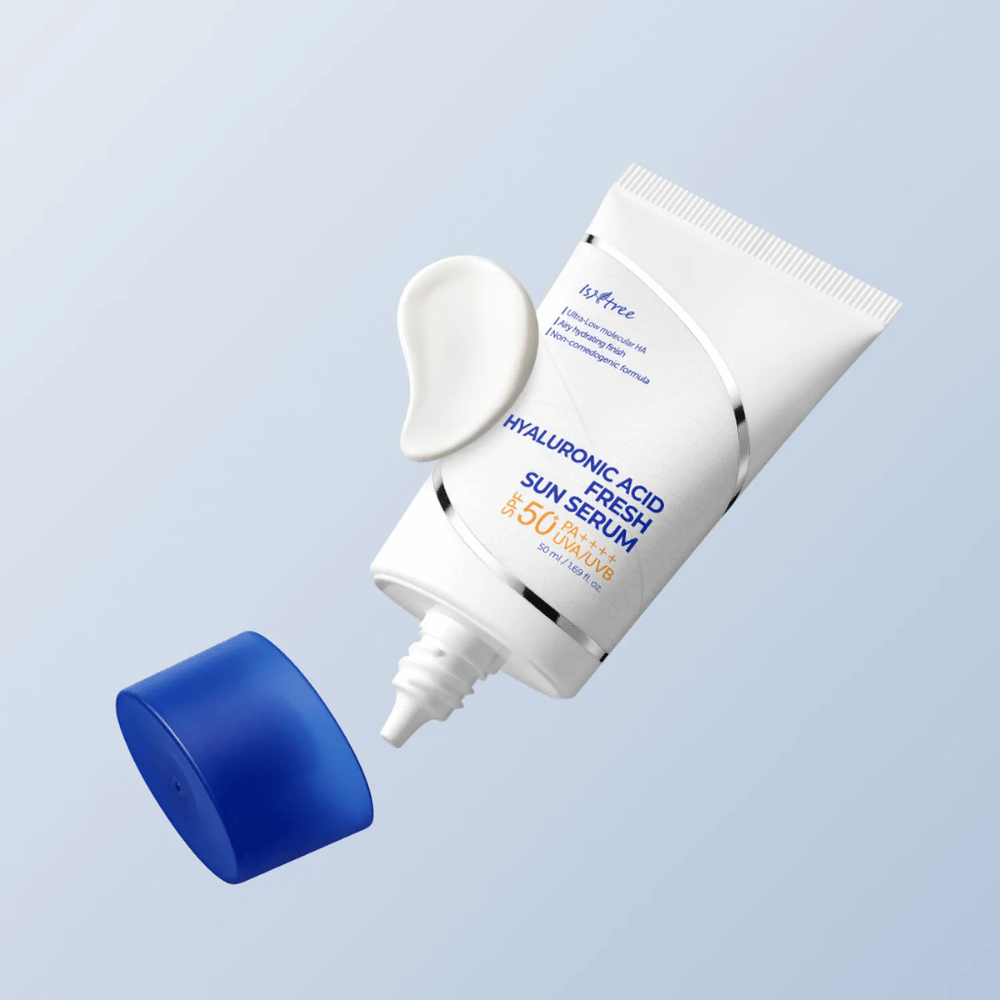 Isntree Hyaluronic Acid Fresh Sun Serum to lekkie serum przeciwsłoneczne z SPF50+ PA++++, które chroni przed promieniowaniem UVA/UVB, jednocześnie nawilżając za pomocą kwasu hialuronowego. Idealne dla wrażliwej skóry.