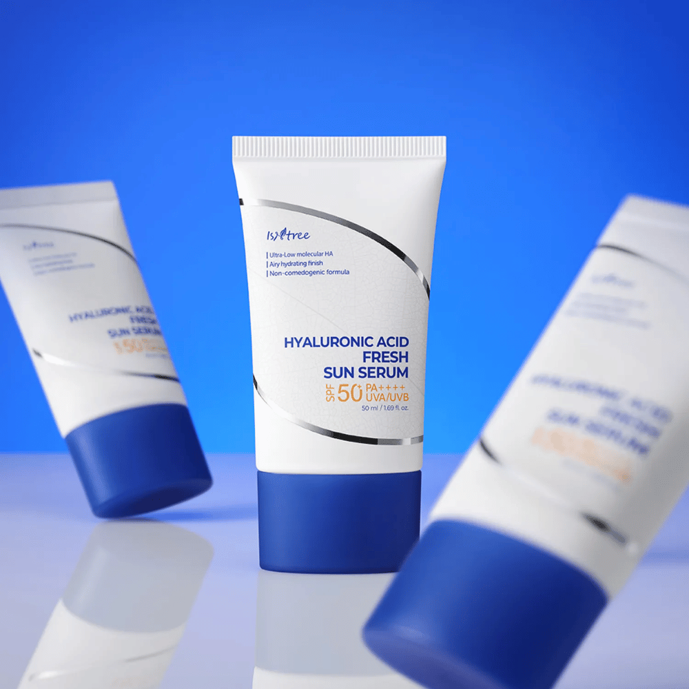 Isntree Hyaluronic Acid Fresh Sun Serum chroni z SPF50+ PA++++, jednocześnie intensywnie nawilżając dzięki kwasowi hialuronowemu o różnych wielkościach cząsteczek.
