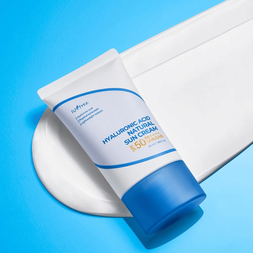 Isntree Hyaluronic Acid Natural Sun Cream to fizyczny krem przeciwsłoneczny z SPF50+ PA++++, który chroni skórę przed promieniowaniem UV, jednocześnie nawilżając kwasem hialuronowym. Lekka formuła nadaje się do skóry wrażliwej i nie pozostawia białej powłoki.