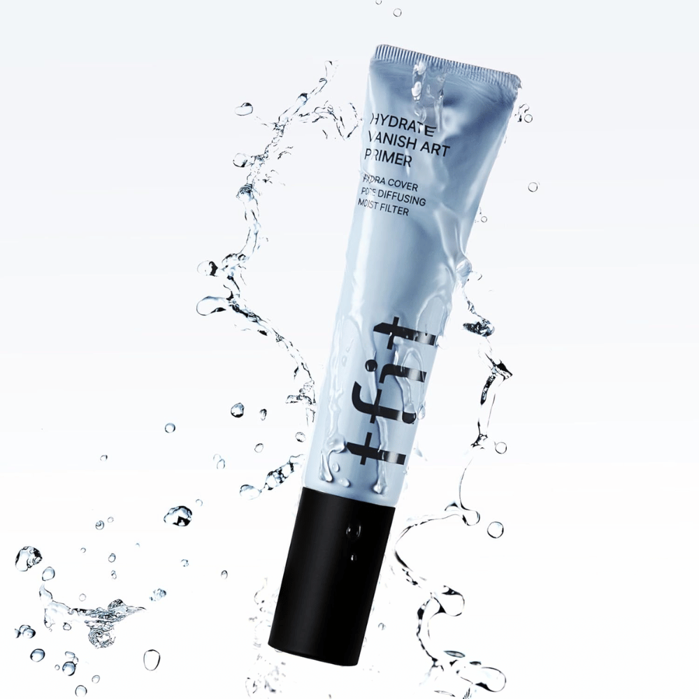 TFIT Hydrate Vanish Art Primer w niebieskiej tubce otoczona jest rozpryskującą się wodą, co symbolizuje nawilżające właściwości produktu i świeże uczucie podczas aplikacji.