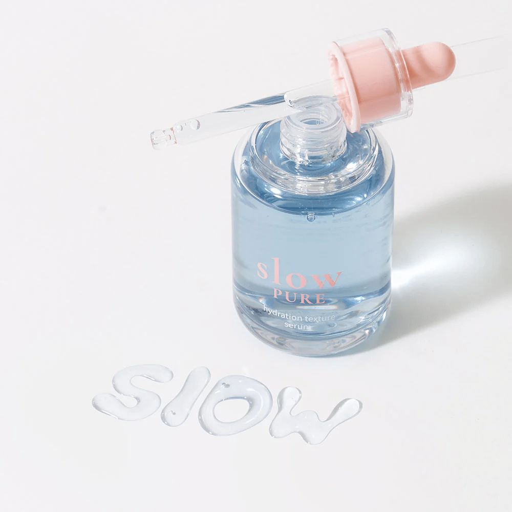 Slow Pure Hydration Texture Serum z otwartą pipetą, tekst napisany serum na powierzchni: "Slow".