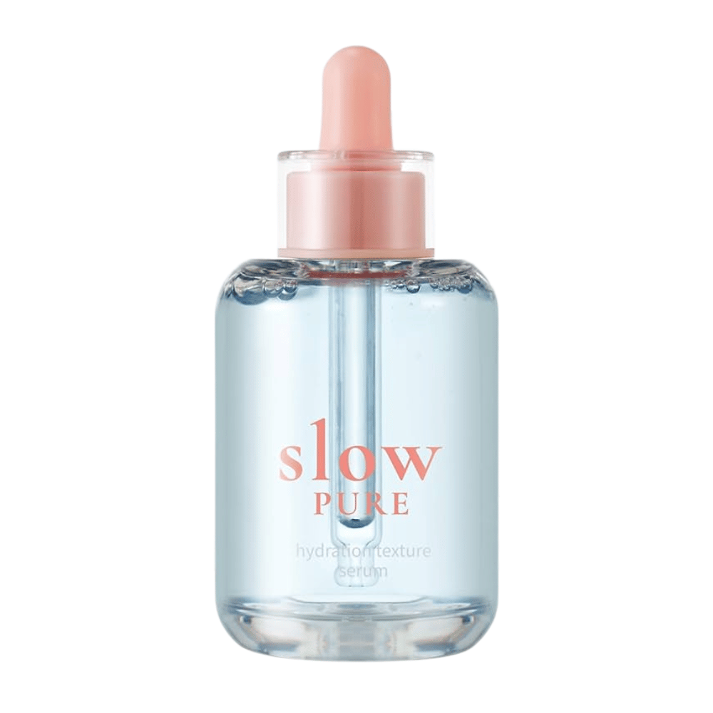 Slow Pure Hydration Texture Serum w przezroczystej szklanej butelce z pipetą, wypełnione nawilżającym niebieskim serum.