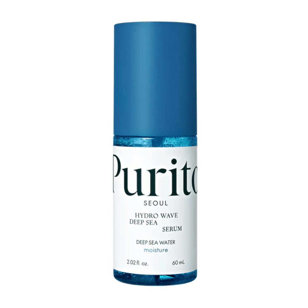 Obraz produktu Purito Hydro Wave Deep Sea Serum. Butelka jest przezroczysta z niebieskim korkiem i zawiera głęboko niebieskie serum. Tekst na etykiecie wskazuje, że produkt ma 60 ml i oferuje właściwości nawilżające z wodą głębinową. Projekt jest czysty i nowoczesny.