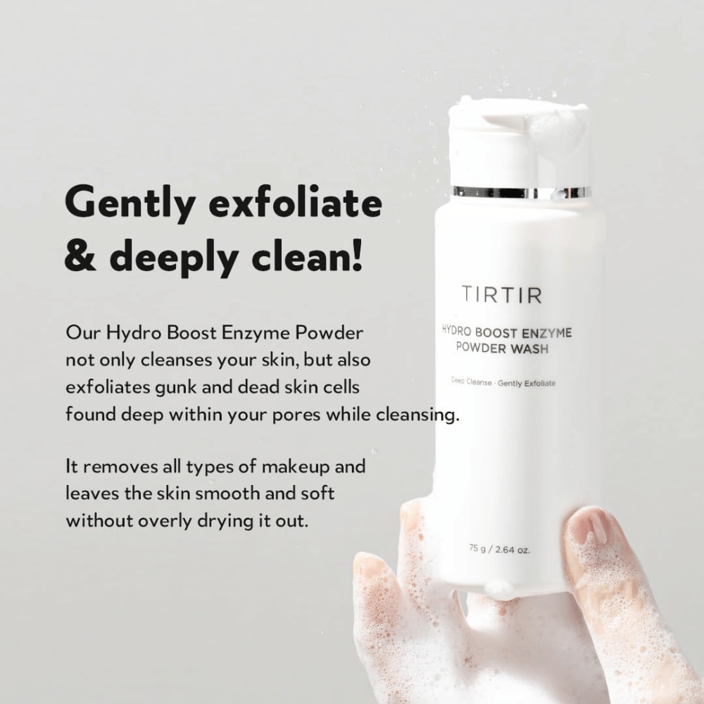 Ręka trzyma butelkę TIRTIR Hydro Boost Enzyme Powder Wash, produktu do pielęgnacji skóry, który złuszcza i głęboko oczyszcza. Butelka jest biała z tekstem, a w dłoni tworzy się biała piana.