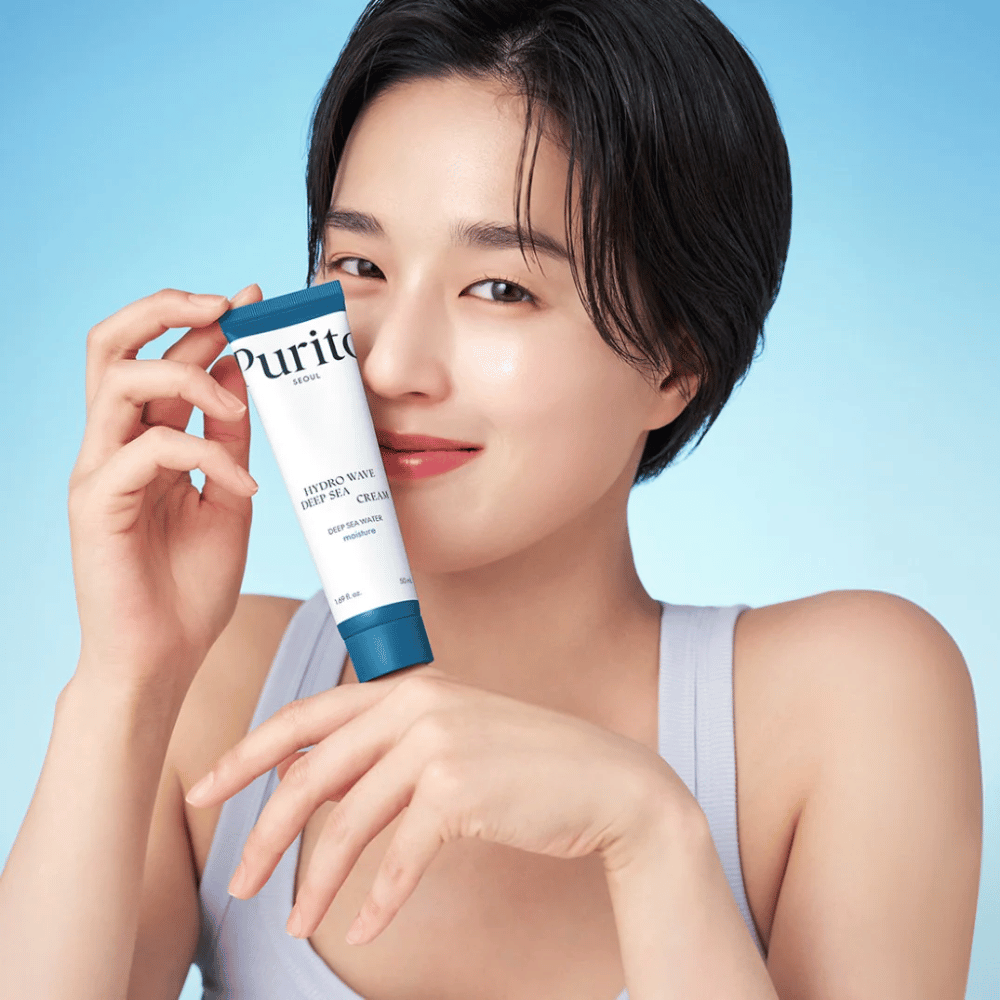 Purito Hydro Wave Deep Sea Cream to intensywnie nawilżający krem do twarzy zawierający wodę z głębin oceanu, który pomaga zapewnić skórze długotrwałe nawilżenie i odżywienie. Jego lekka, żelowa konsystencja szybko się wchłania, nie pozostawiając lepkiego uczucia, co czyni go idealnym do codziennego użytku.