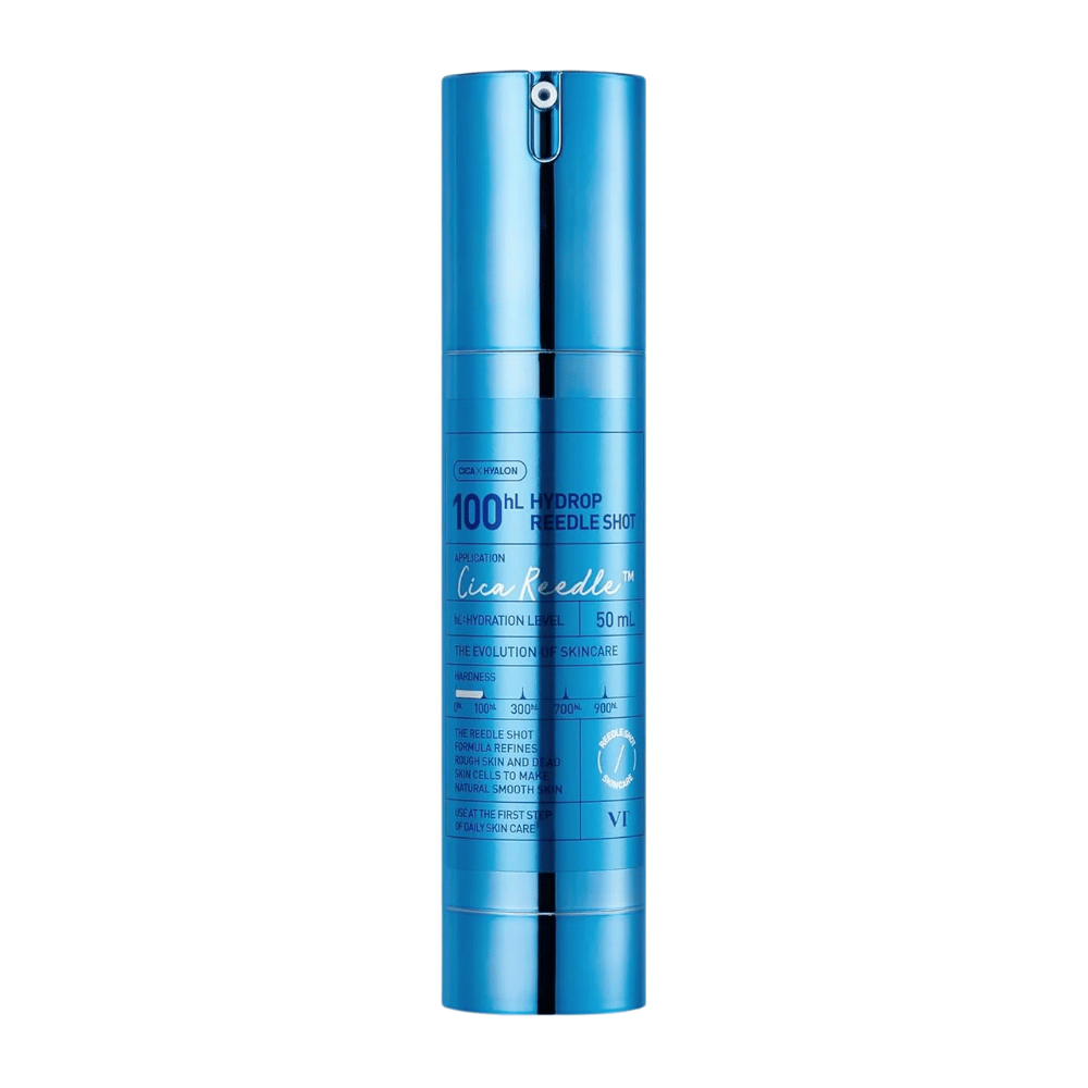 Niebieska cylindryczna butelka VT Cica Hyalon Hydrop Reedle Shot 100hL, 50 ml, z pompką i srebrnymi detalami, stojąca na białym tle.