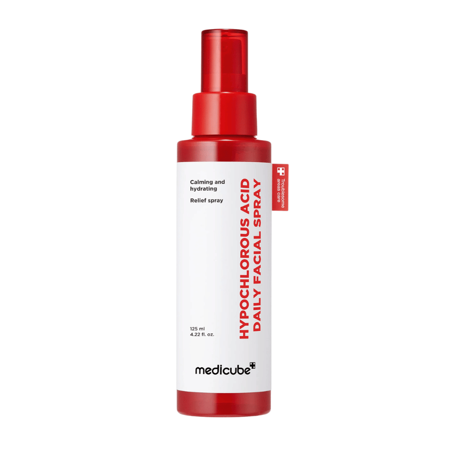 Wyizolowane zdjęcie produktu Medicube Hypochlorous Acid Daily Facial Spray na jasnym tle. Czerwono-biały projekt butelki znajduje się w centrum uwagi i ukazuje czysty oraz profesjonalny wygląd produktu.