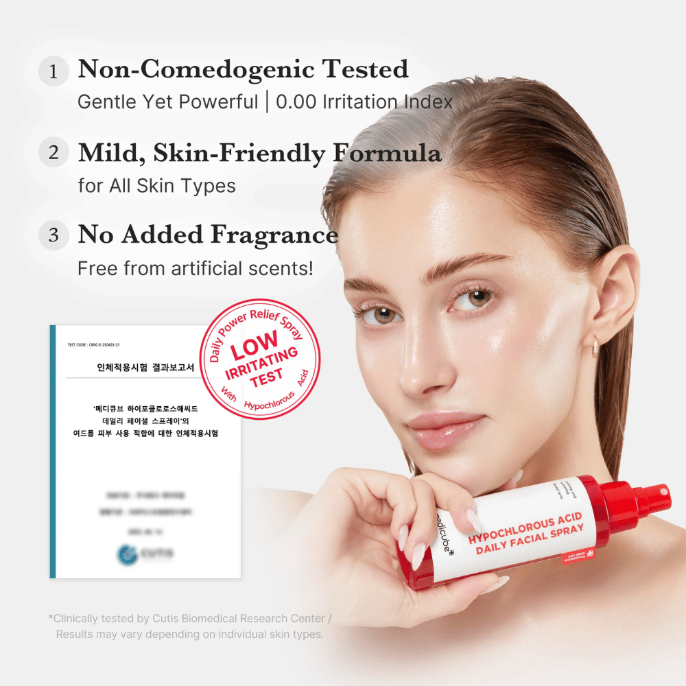 Modelka trzymająca Medicube Hypochlorous Acid Daily Facial Spray wraz z informacją, że produkt został przetestowany pod kątem niskiego poziomu podrażnień, jest bezzapachowy i odpowiedni dla wszystkich typów skóry. W tle widoczny jest certyfikat testowy, który wzmacnia wiarygodność produktu.