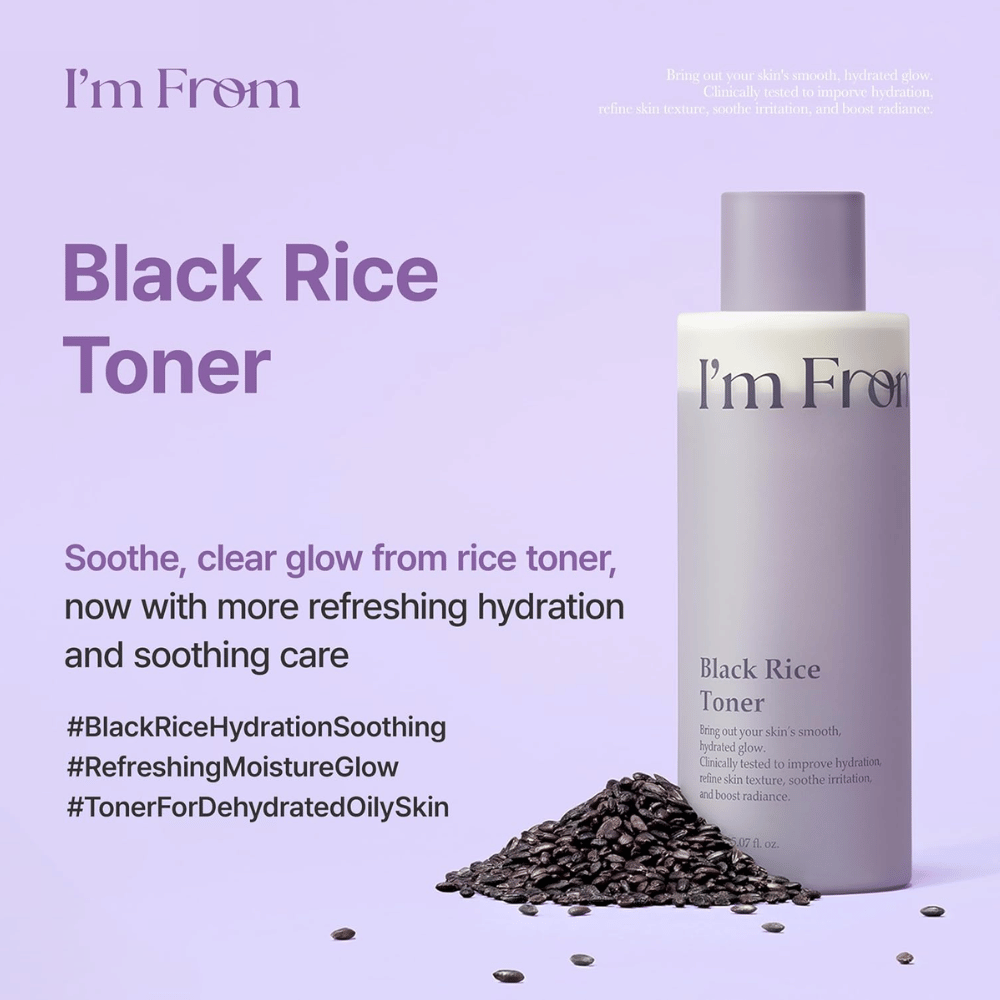 I'm From Black Rice Toner 150 ml z czarnym ryżem, tonik nawilżający w fioletowej butelce z ziarnami ryżu na jasnofioletowym tle.
