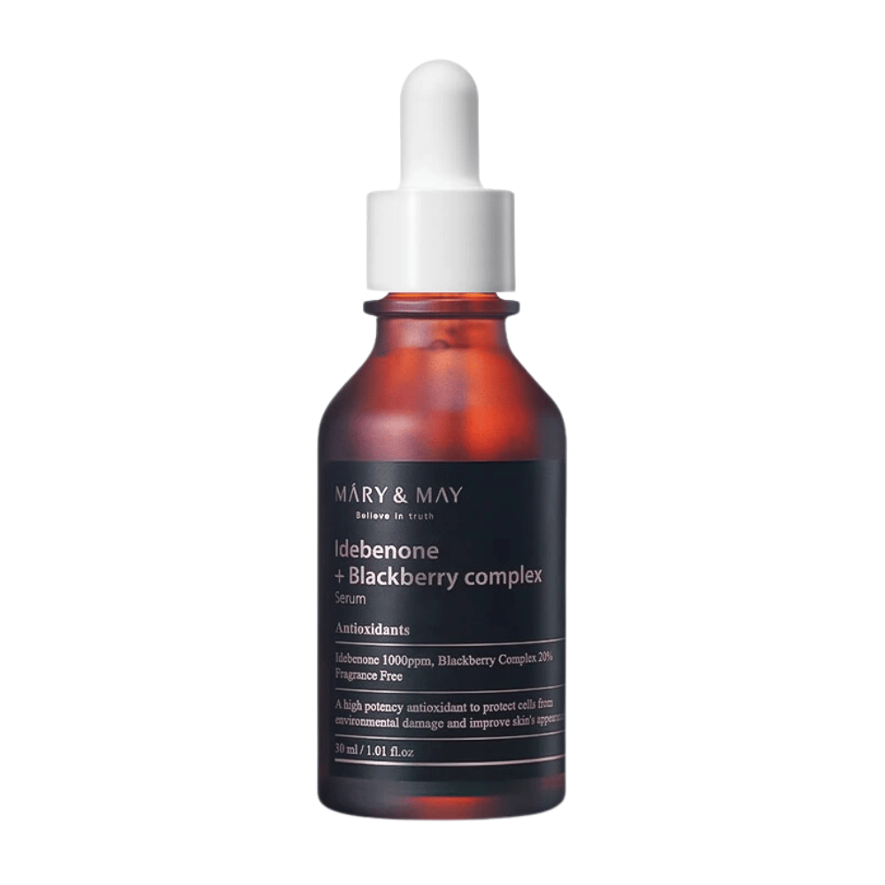 Obraz MARY & MAY Idebenone + Blackberry Complex Serum w eleganckiej, ciemnej szklanej butelce. Serum zawiera 1000 ppm idebenonu i 20% kompleksu jeżynowego, co dostarcza potężnych przeciwutleniaczy, aby chronić skórę przed uszkodzeniami środowiskowymi i poprawić jej wygląd. Projekt butelki podkreśla jakość i skuteczność produktu.