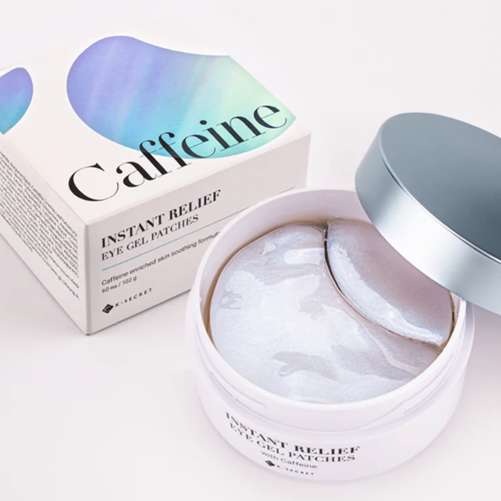 Puszka i opakowanie K-Secret Instant Relief Eye Gel Patches z kofeiną, otwarte i pokazujące lśniące hydrożelowe płatki.