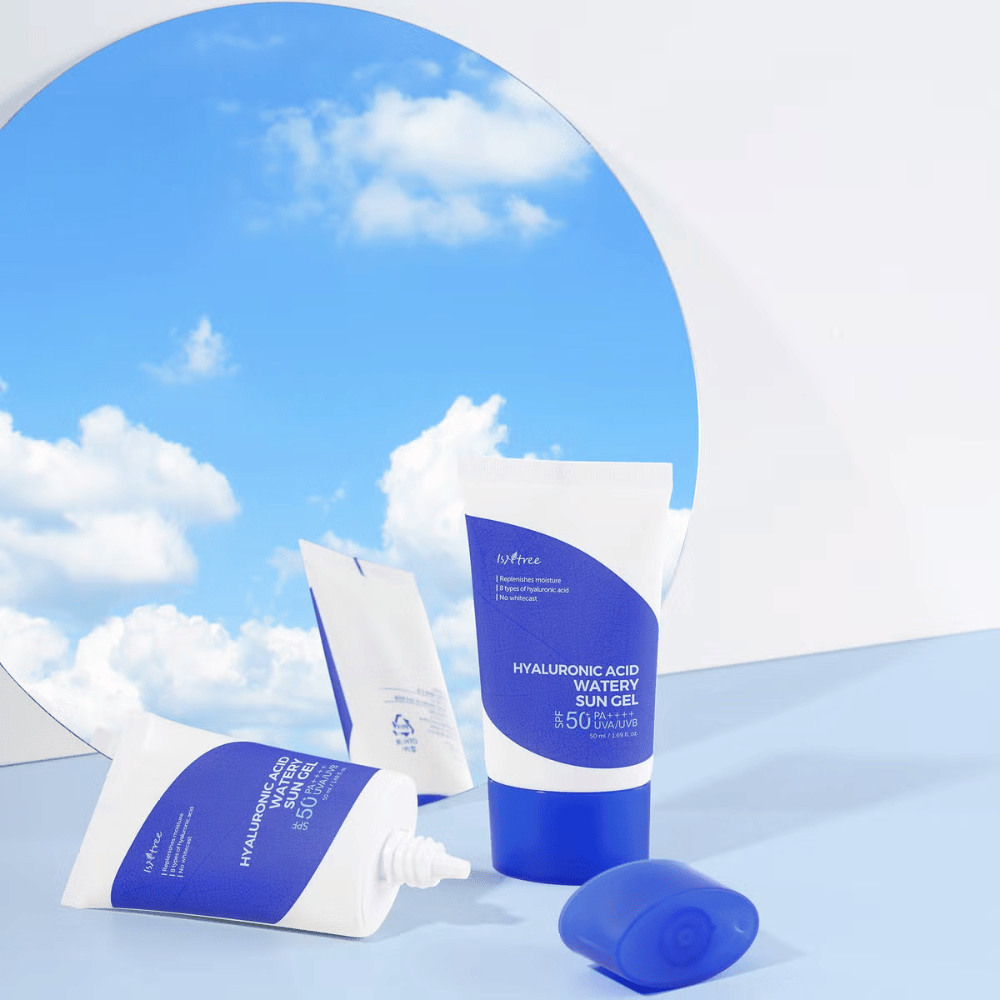 Niebieski i biały Hyaluronic Acid Watery Sun Gel zestaw do pielęgnacji skóry 50 ml z SPF50+ na białym tle od Isntree.