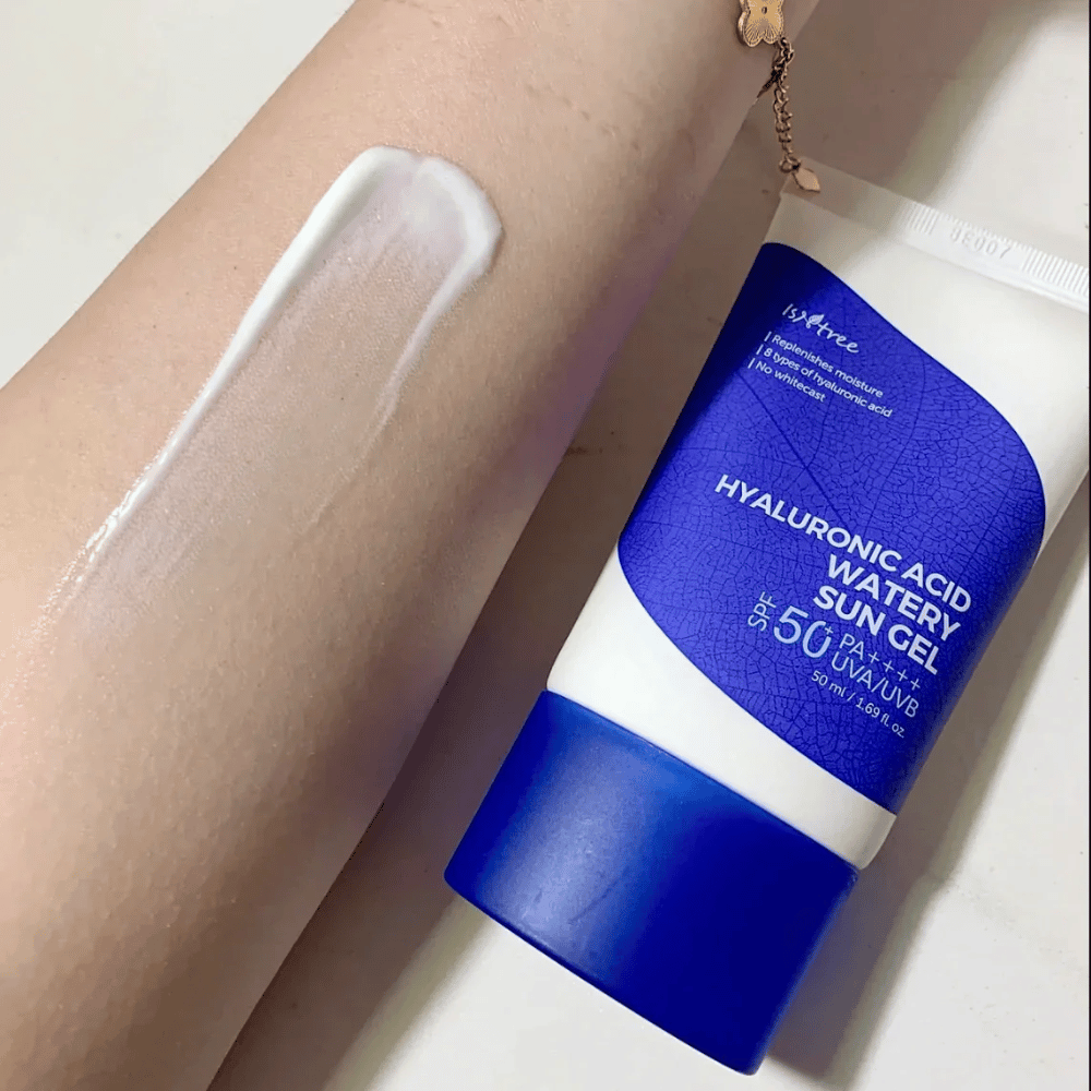 Isntree Hyaluronic Acid Watery Sun Gel SPF50+ PA++++ 50ml – nawilżający krem przeciwsłoneczny z kwasem hialuronowym, pokazany na skórze bez białego osadu.