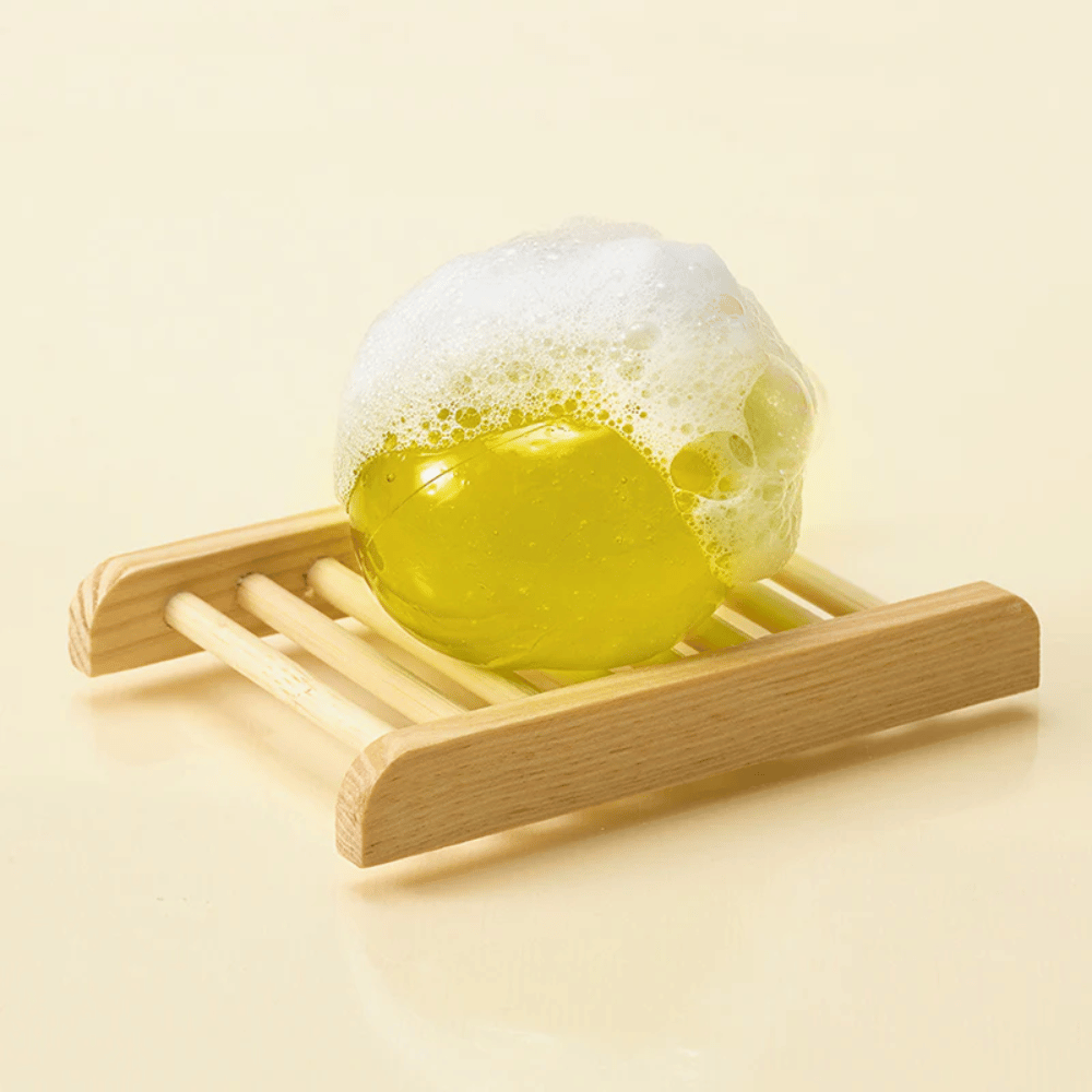 Pieniący się Ongredients Jeju Cica Cleansing Ball na mydelniczce – łagodne oczyszczanie, które wzmacnia barierę skórną i zmniejsza podrażnienia.