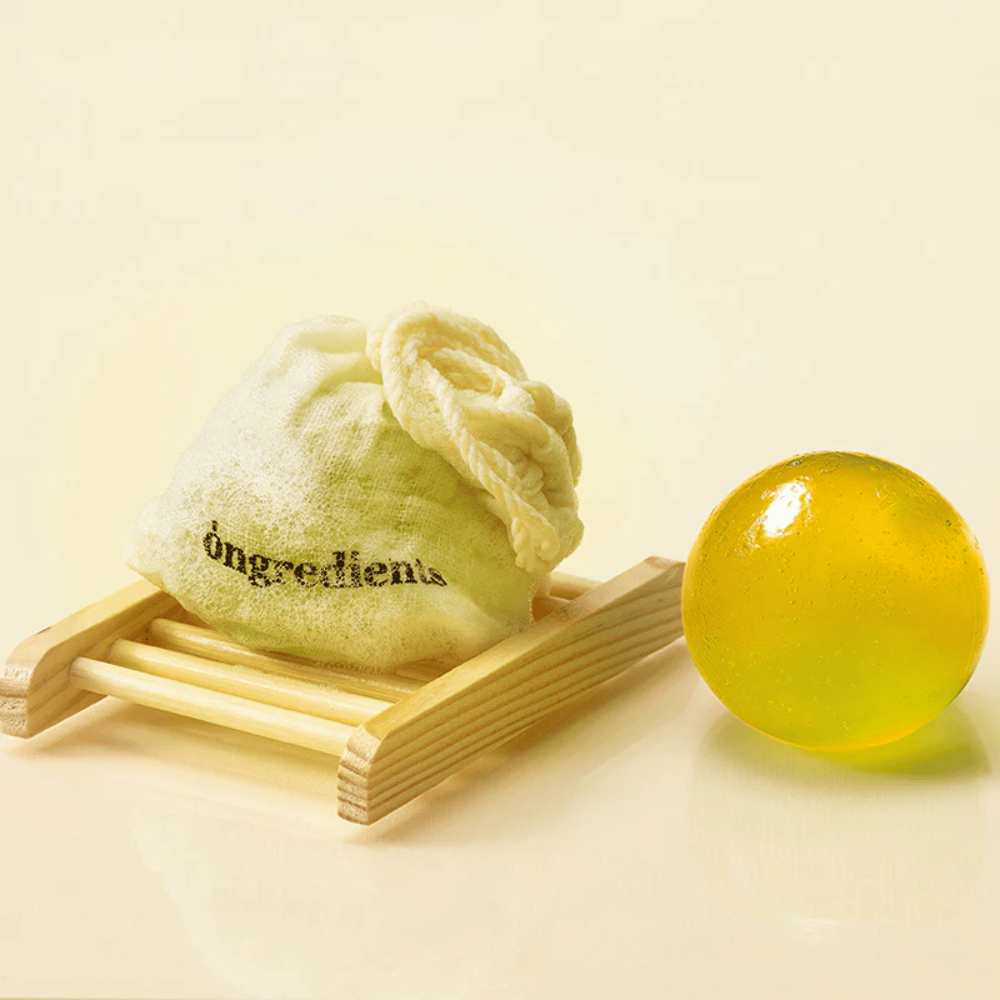Ongredients Jeju Cica Cleansing Ball – stałe oczyszczanie z materiałową torbą, delikatne dla skóry i wykonane z roślinnych składników.