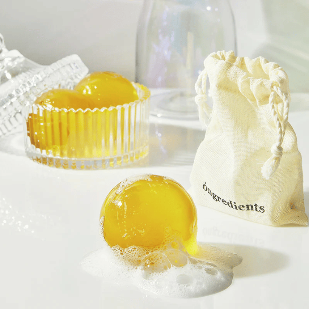 Jeju Cica Cleansing Ball z Ongredients – pieniąca się kula czyszcząca w szklanym słoiku, dostarczana z materiałową torbą do codziennego oczyszczania twarzy.