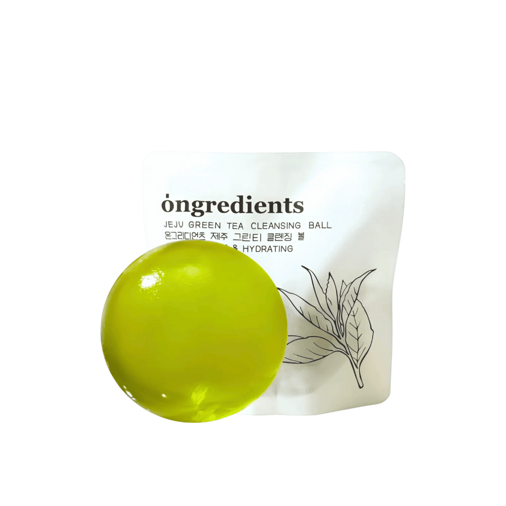 Produktbild av Óngredients Jeju Green Tea Cleansing Ball framför förpackning – wegańskie oczyszczanie, które odświeża i nawilża skórę.