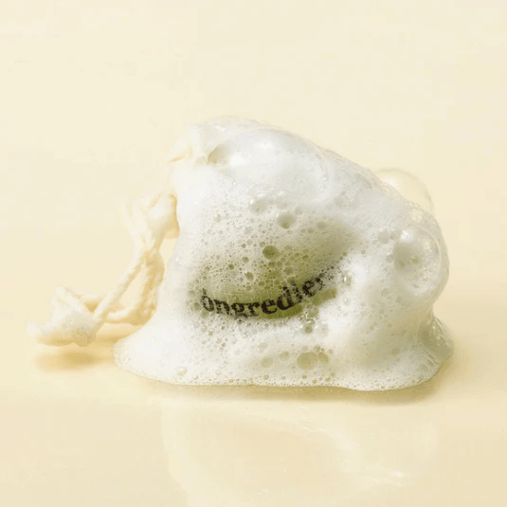 Óngredients Jeju Green Tea Cleansing Ball w siatkowej torebce pokrytej miękką pianą – naturalne koreańskie mydło do twarzy.